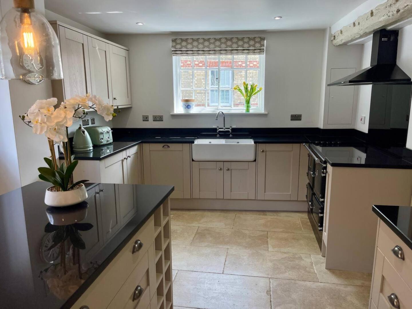Elegant Oak Beamed House In Pretty Village - Cambridge Homehost Buckden  エクステリア 写真