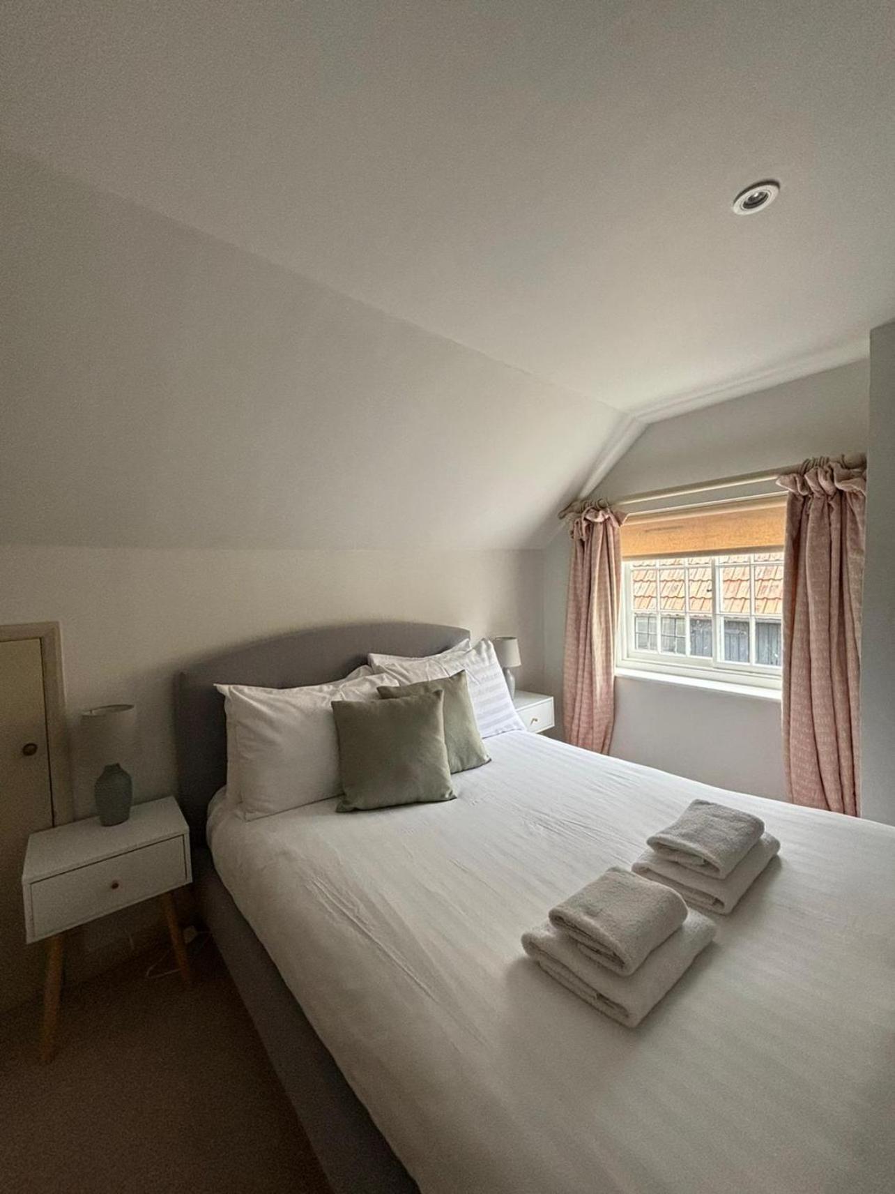 Elegant Oak Beamed House In Pretty Village - Cambridge Homehost Buckden  エクステリア 写真